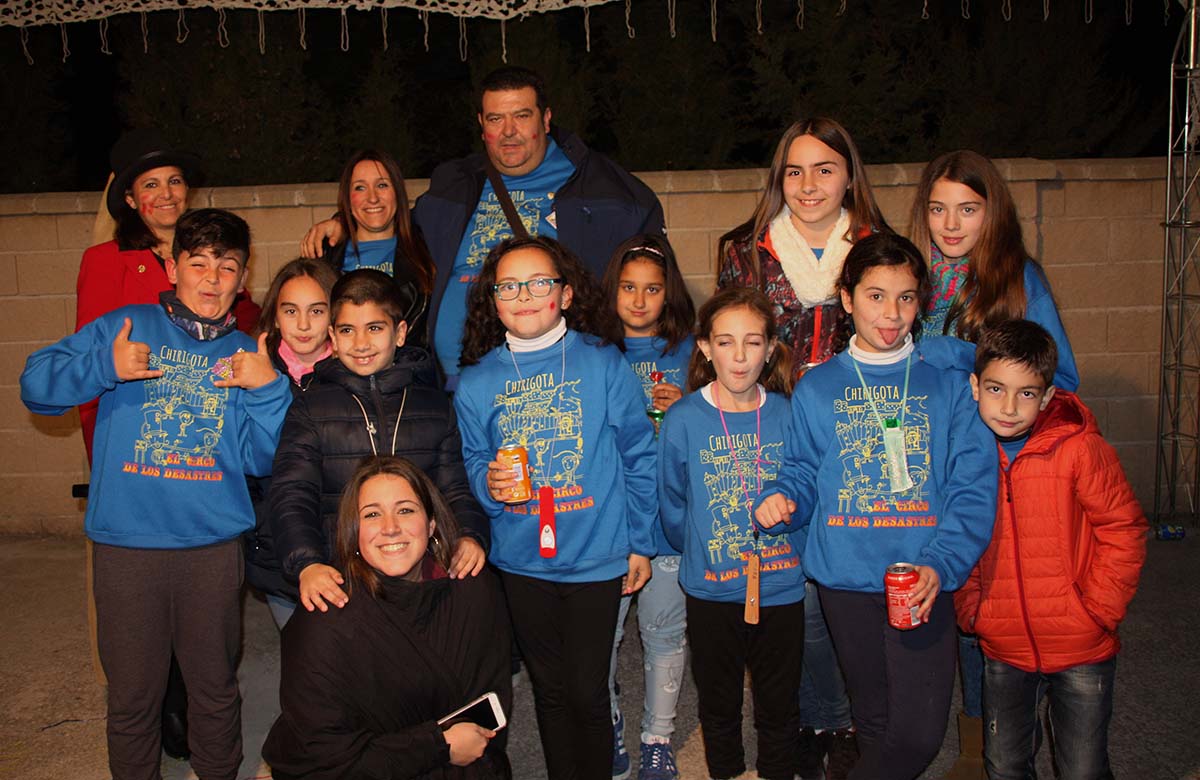 Antonio Narváez con los miembros de su chirigota infantil.