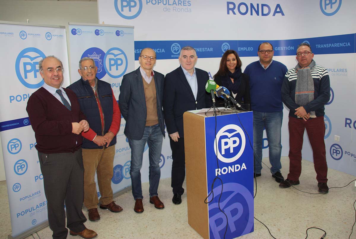 El senador popular junto a alcaldes y cargos de esta formación de la comarca.