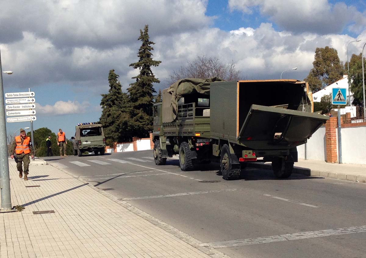 Vuelca el remolque de un camión militar de la Legión y provoca un corte temporal de tráfico en la calle Sevilla