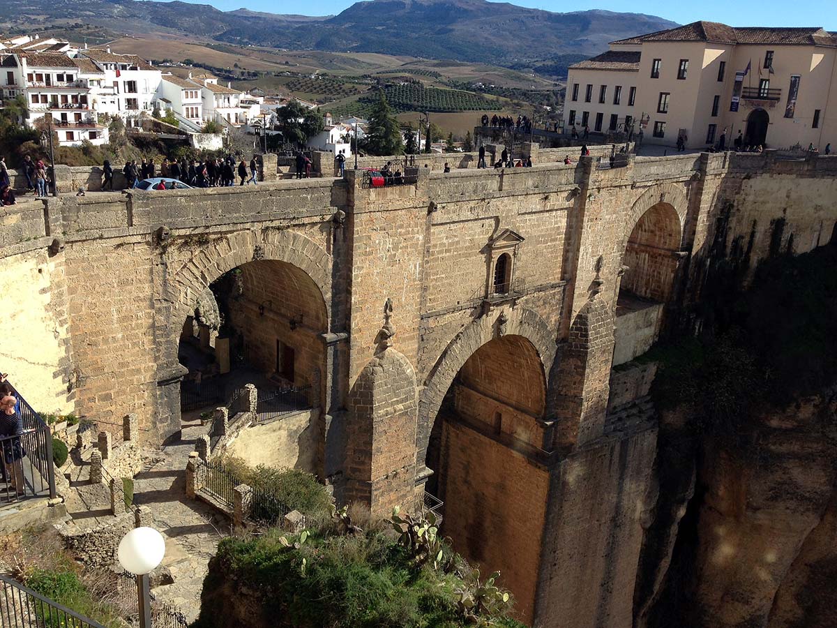 El histórico Puente Nuevo es uno de los espacios más visitados por los turistas.