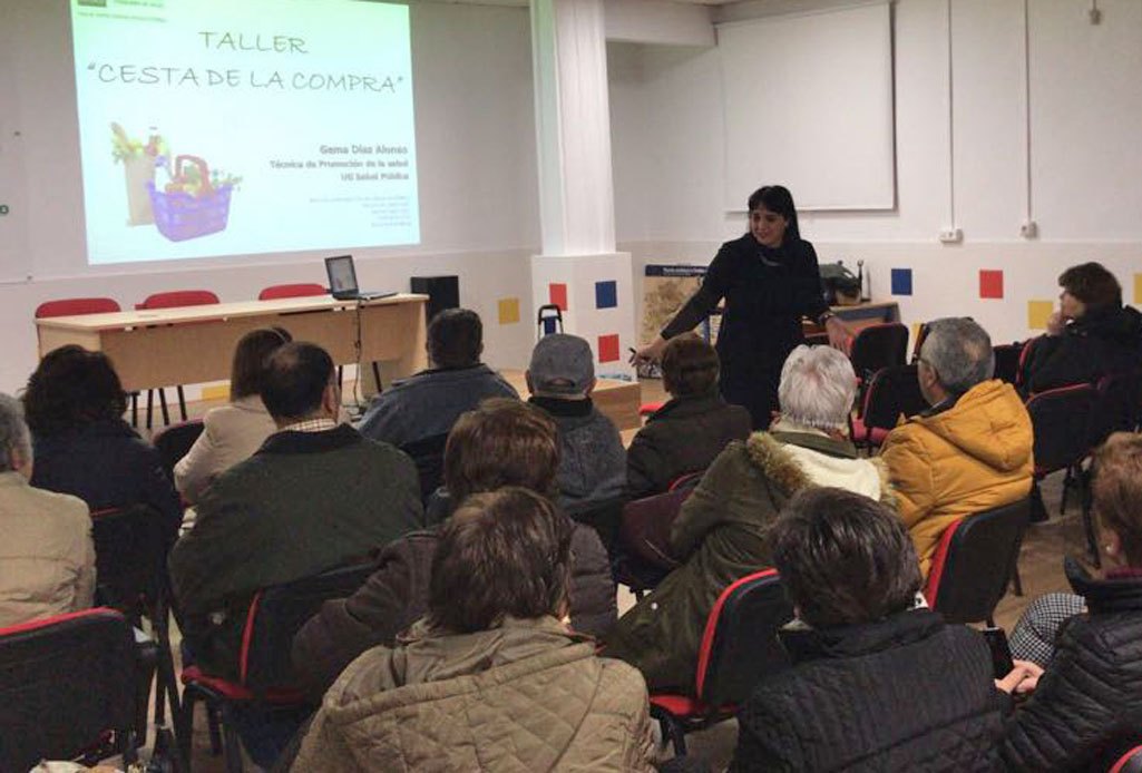 Una de las charlas impartidas al colectivo de personas mayores.
