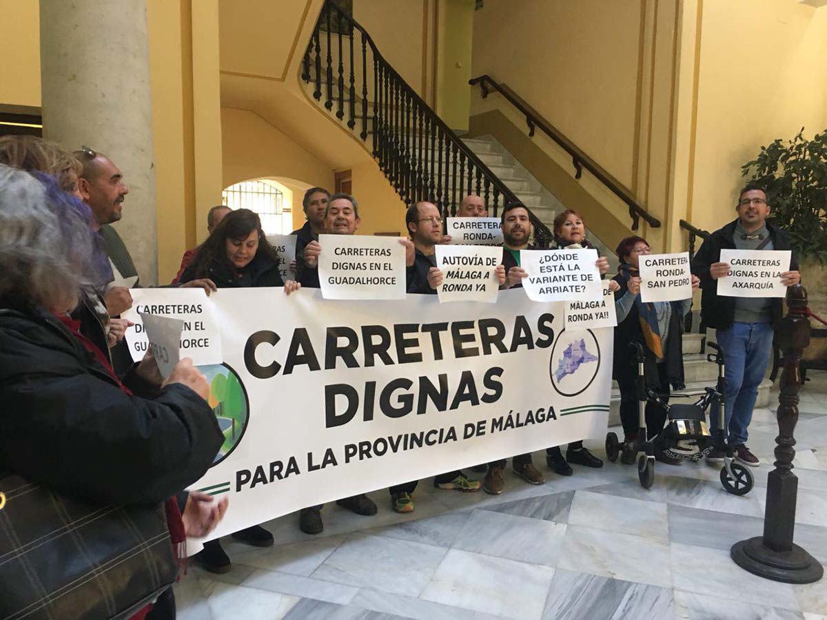 Vecinos de la provincia se encierran en la Delegación de la Junta para exigir la autovía Ronda-Málaga y la variante de Arriate