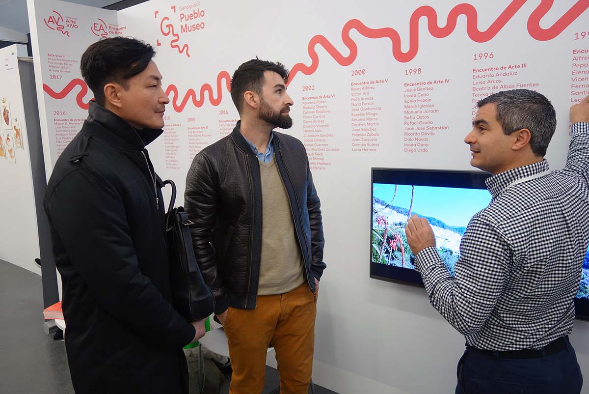 El alcalde explica a unos visitantes los Encuentros de Arte de Genalguacil, el pueblo museo.