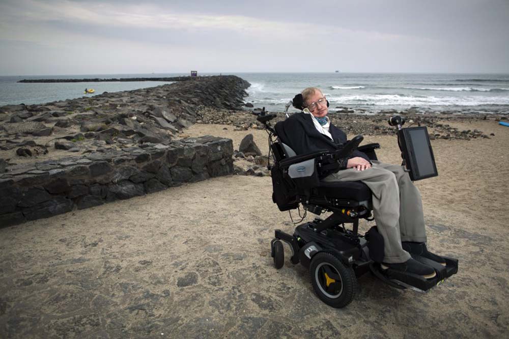 Stephen en la playa del Camisón de Arona (Tenerife), durante su visita a la isla.