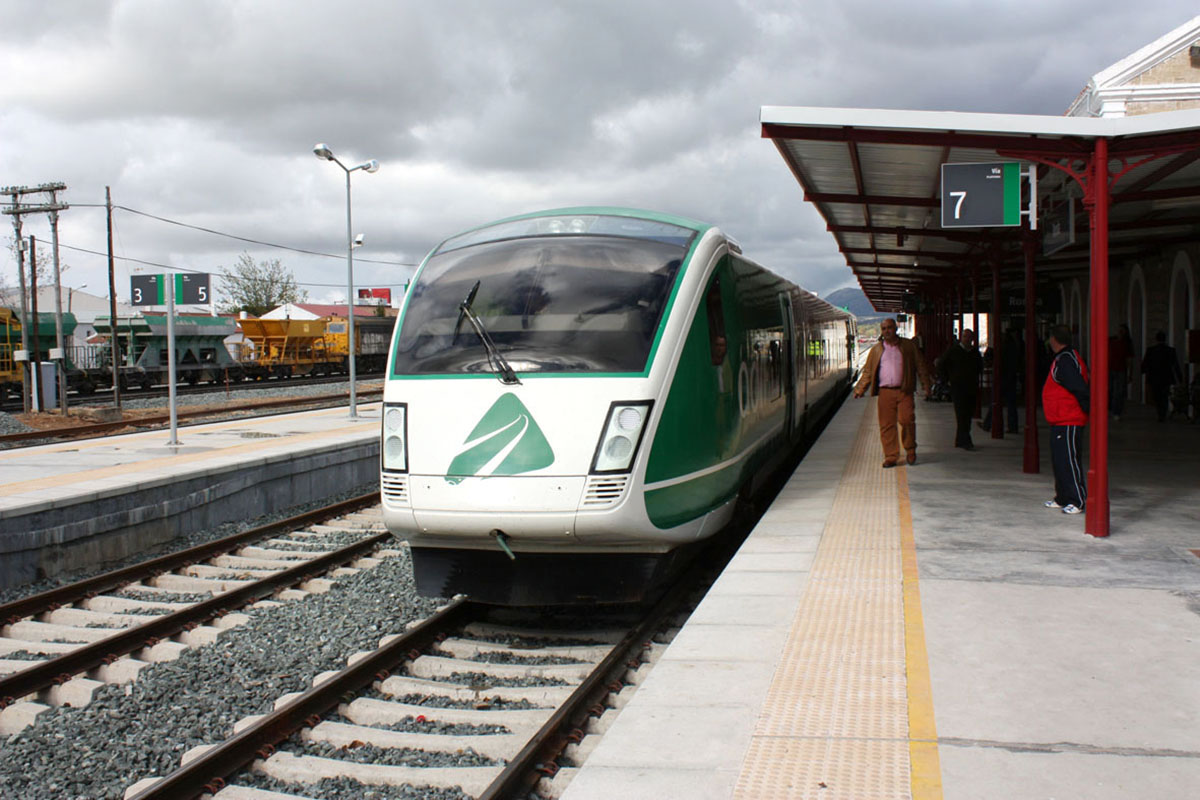 Imagen de un tren detenido en la estación ferroviaria de Ronda.