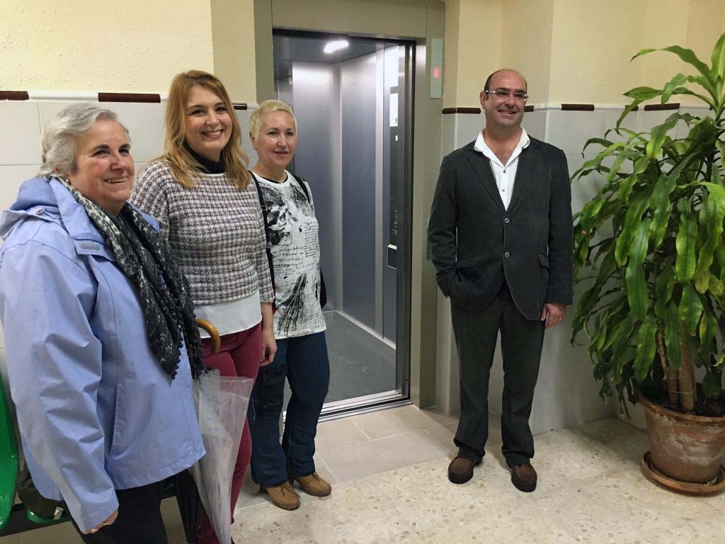 La delegada provincial de Salud junto al gerente del Hospital y miembros de Fidelis et Fortis junto al nuevo ascensor.