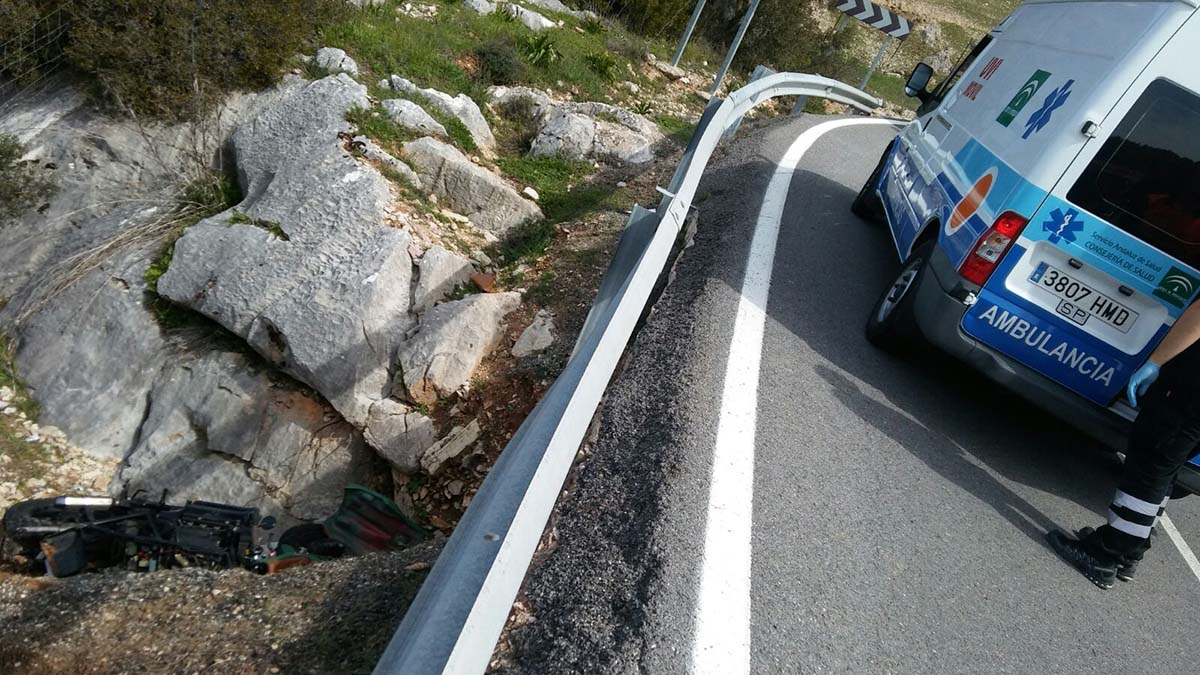 La motocicleta se ha salido de la calzada tras la caída sufrida por su conductor.