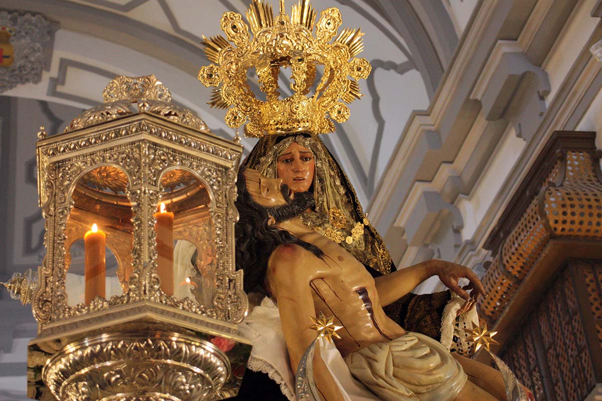 Las hermandades situarán altares de cultos con sus titulares en sus sedes canónicas.
