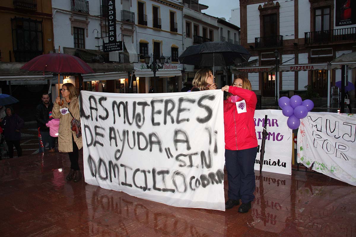 Las auxiliares de ayuda domiciliaria a dependientes se manifestaron en la noche del pasado jueves durante la concentración del Día de la Mujer.
