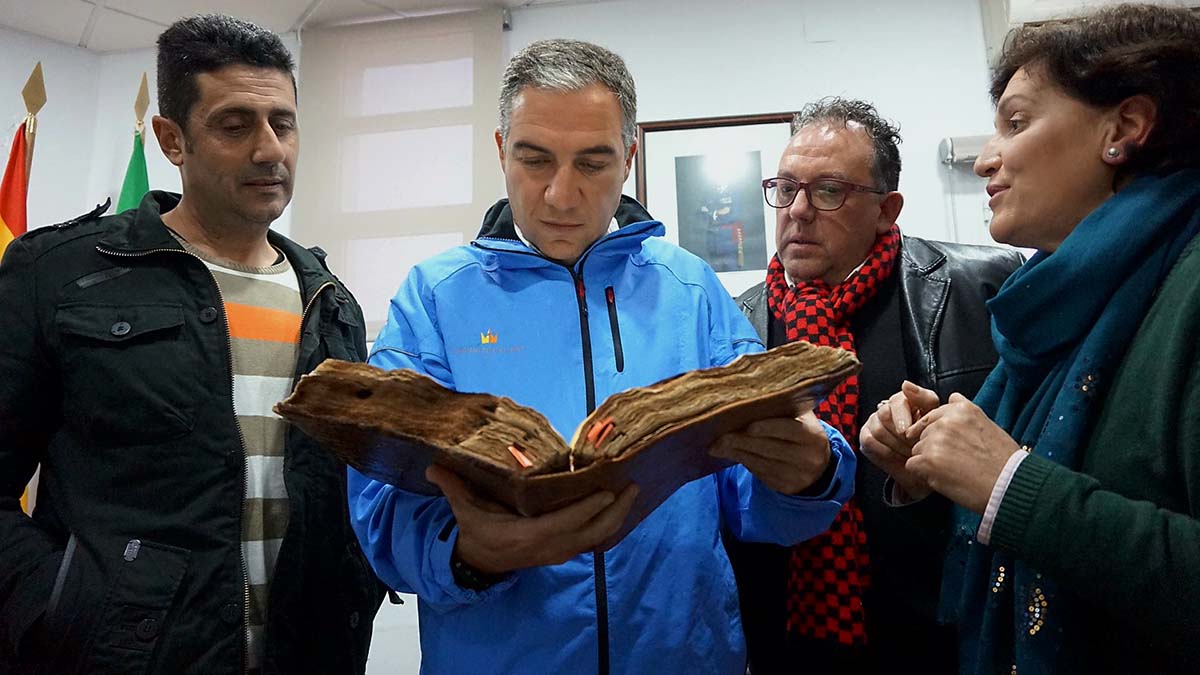 Bendodo lee uno de los históricos libros de Fray Leopoldo.