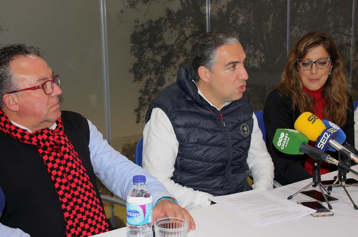El presidente del PP de Málaga, Elías Bendodo, en la rueda de prensa ofrecida hoy en Ronda.