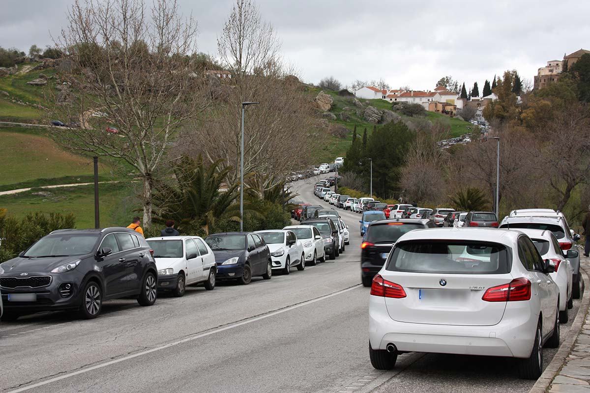 Denenas de coches aparcan de forma indebida en la carretera y sobre las aceras de la entrada al barrio de San Francisco.