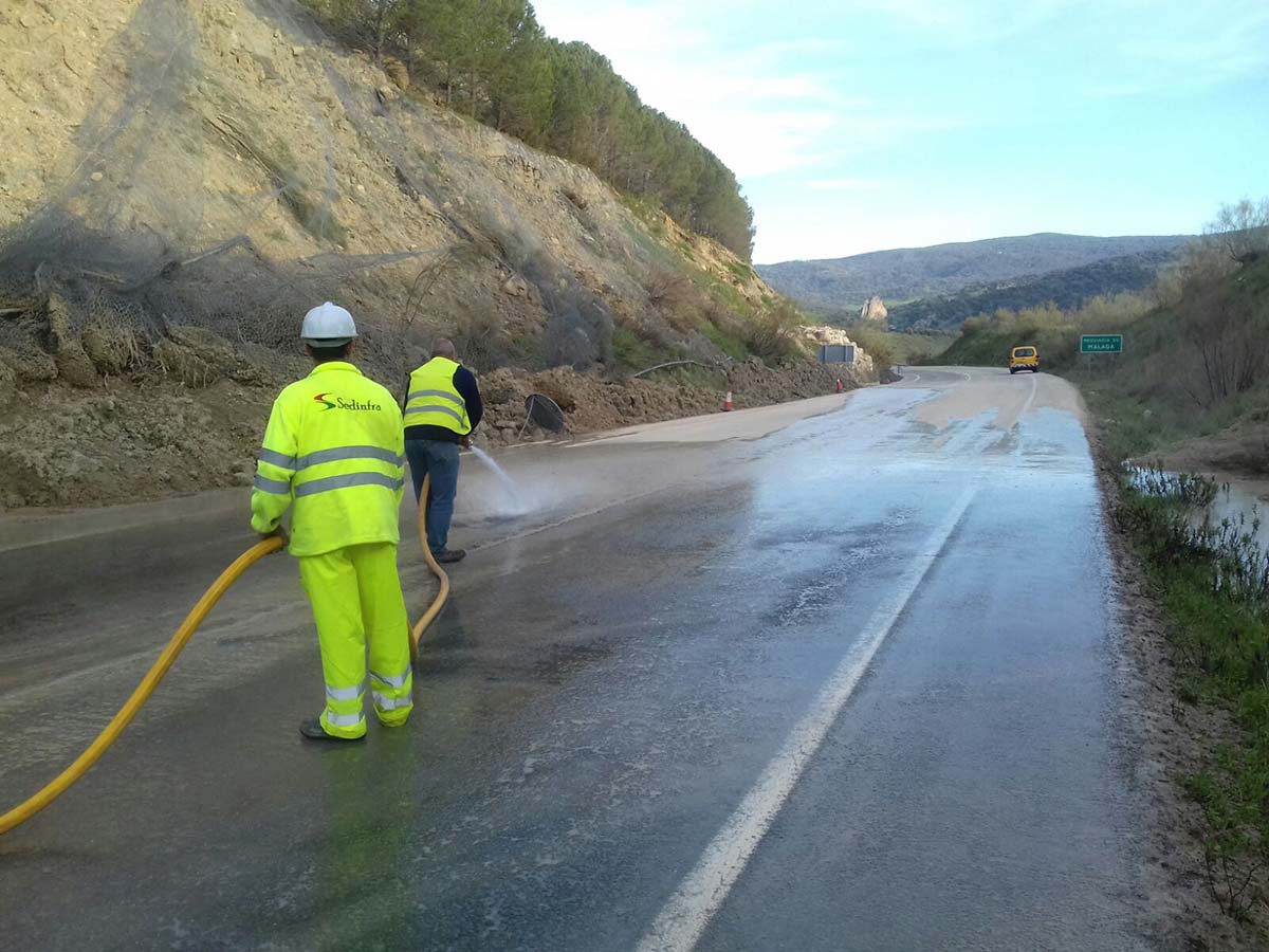 La carretera entre Ronda y Sevilla sufrió desprendimientos con el temporal de este invierno.