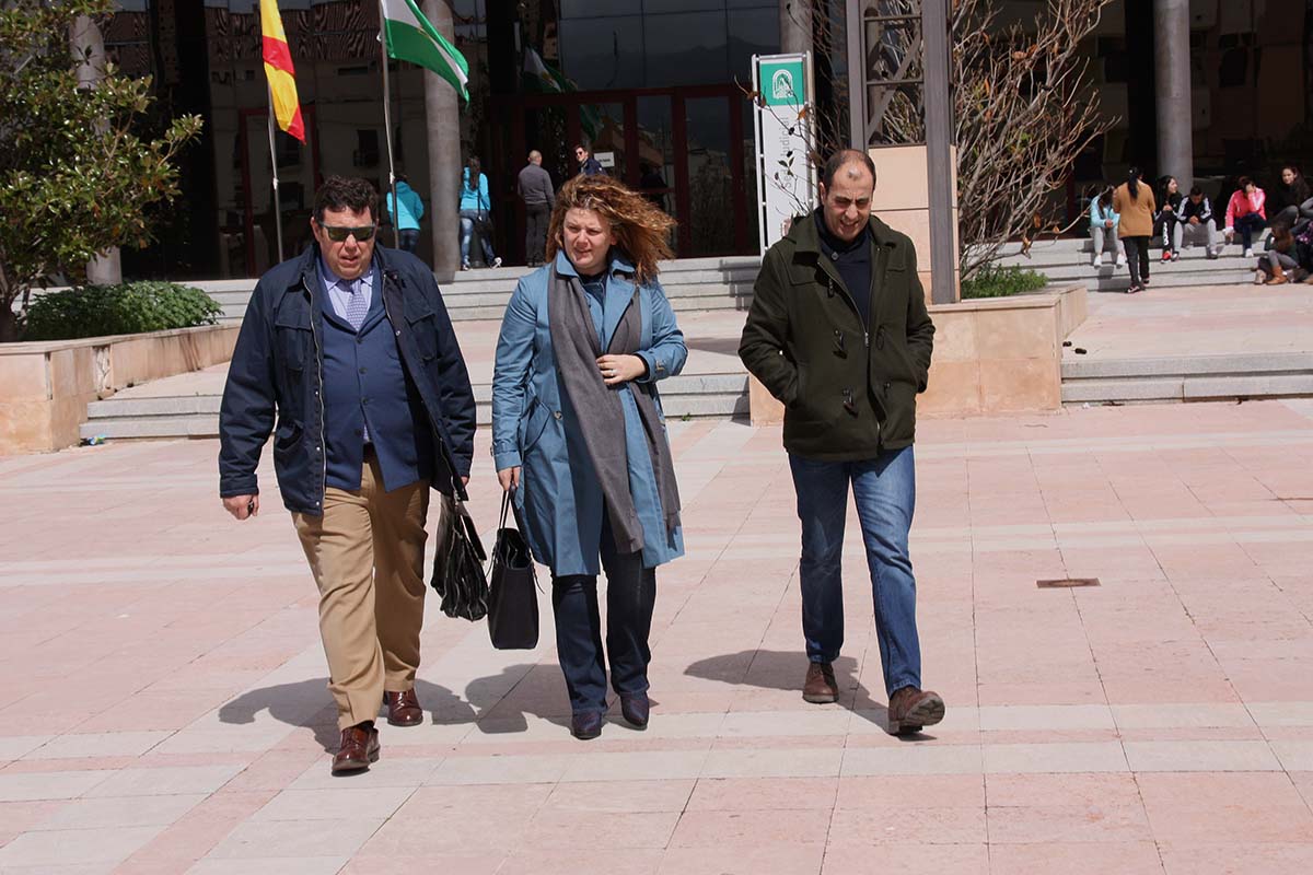 Valdenebro junto a su abogado y a su jefe de Gabinete de Alcaldía, saliendo de los juzgados.