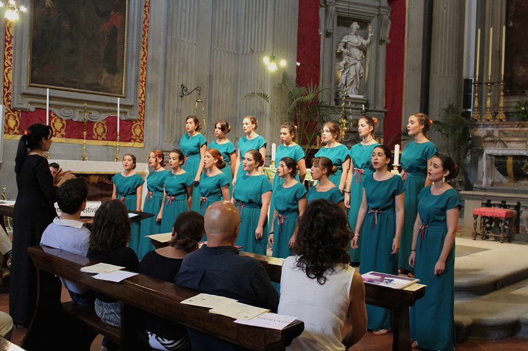 El Coro Femenino de la Escolanía de Tomares en un concierto de una edición anterior.