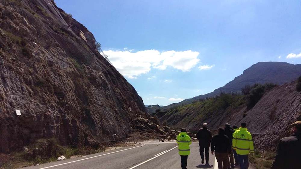 Responsables de Fomento y técnicos visitaron la zona. afectada por los desprendimientos. Foto Ayuntamiento El Gastor.