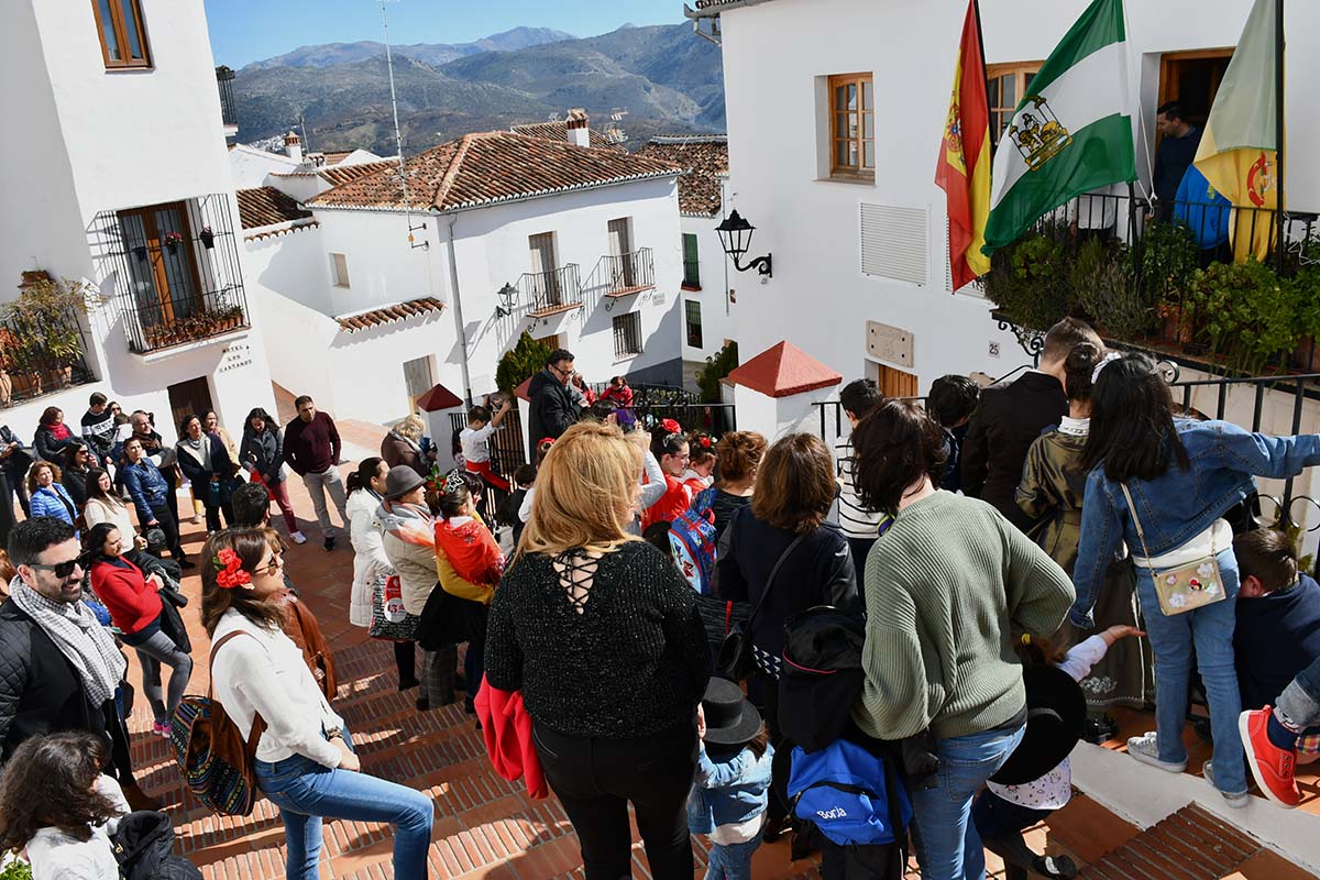 Numerosos alumnos y vecinos de la zona participaron en las actividades del Día de Andalucía.