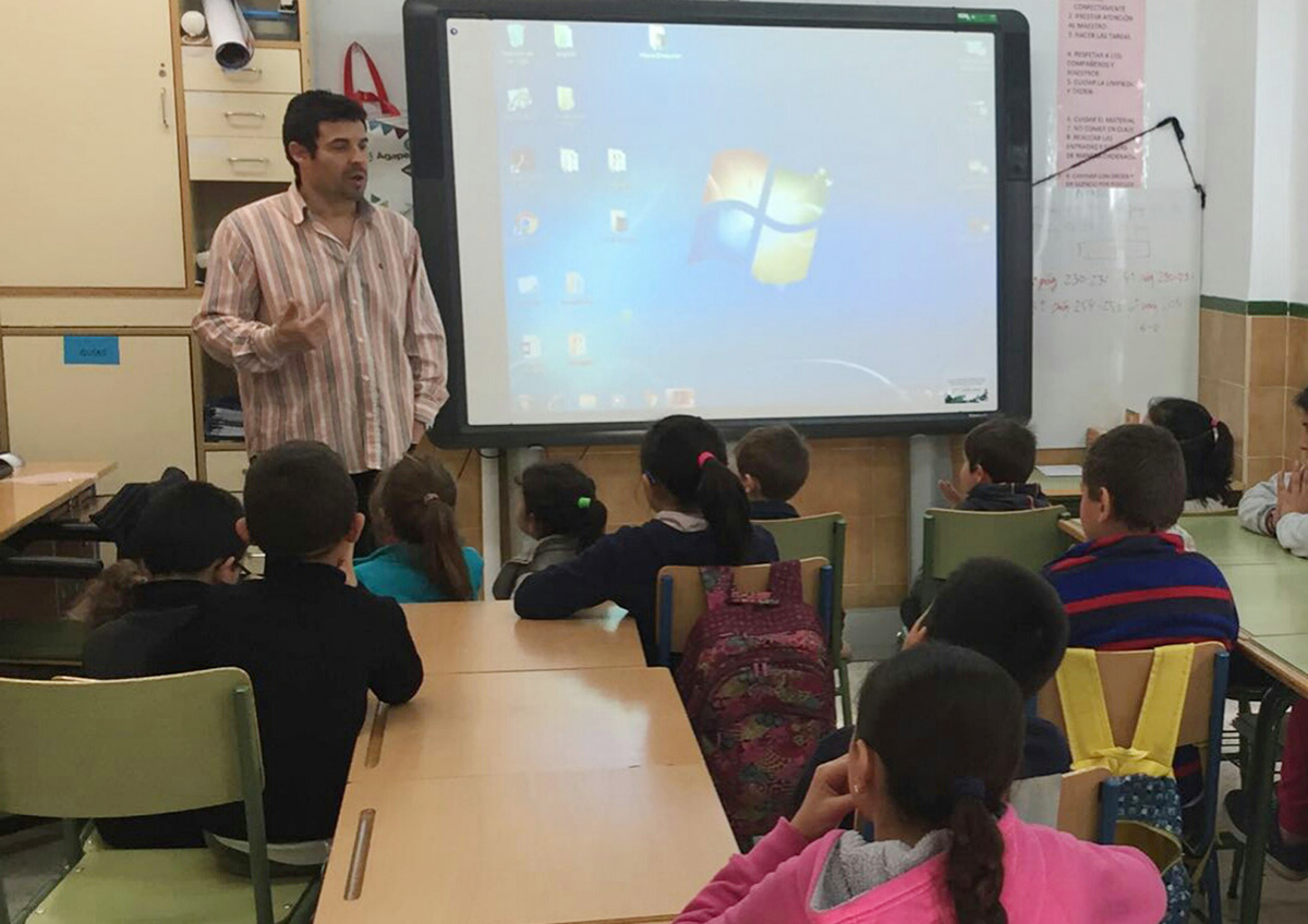 Un fisioterapeuta ha sido el encargado de ofrecer estos talleres sobre hábitos sanos en la clase.