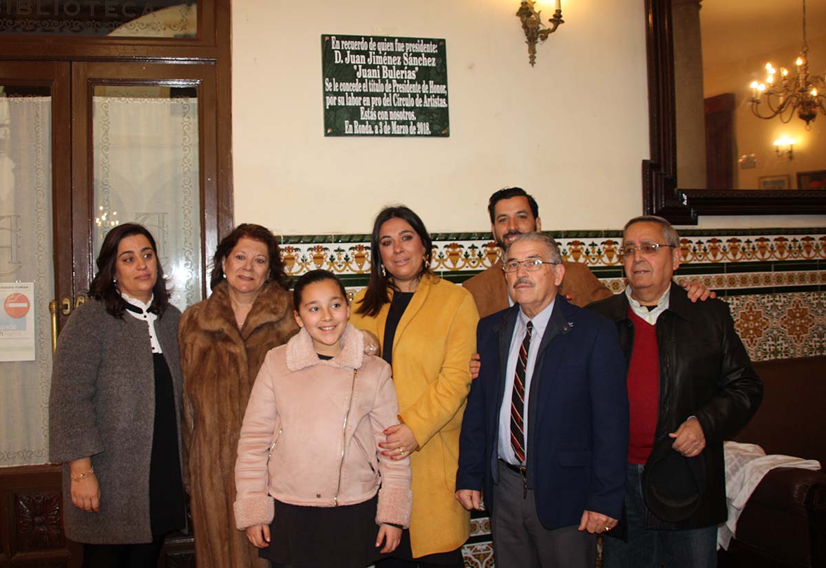 El presidente del Casino junto a algunos de los familiares de Juan Jiménez debajo de una de las dos placas que se han colocado en su memoria.