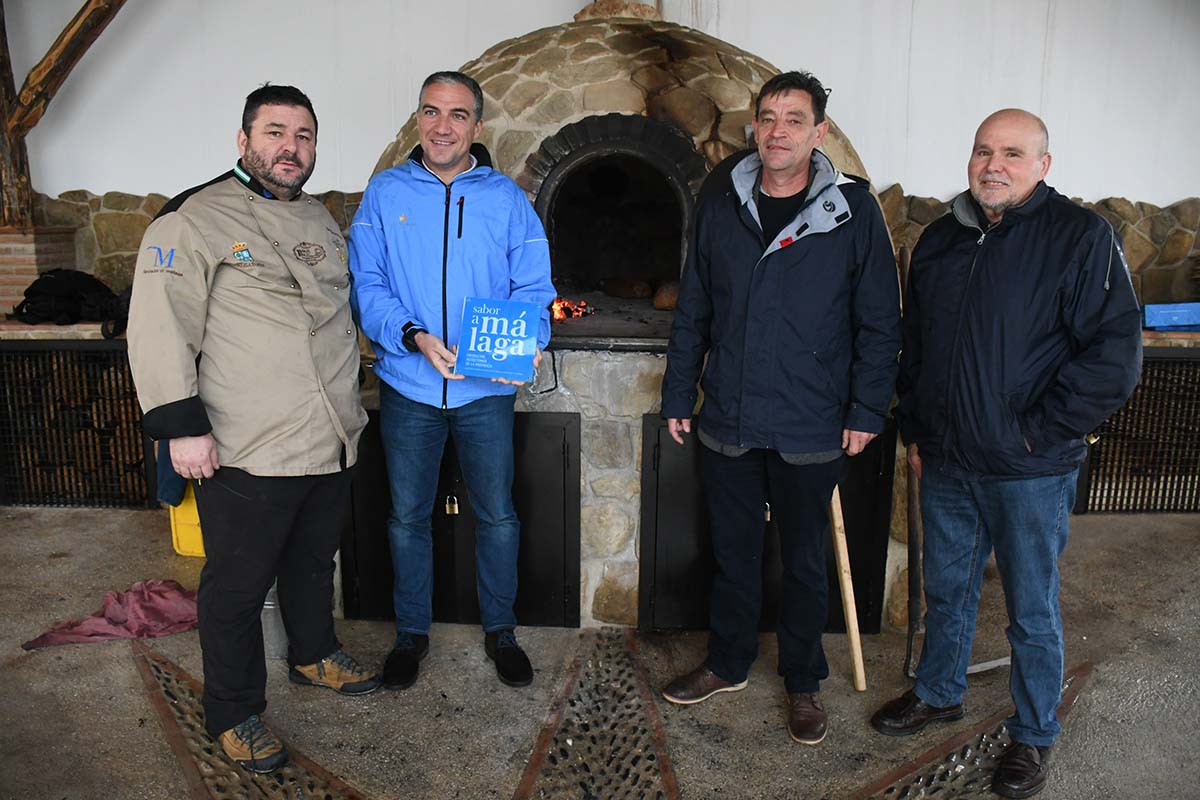 El presidente de la Diputación junto a las autoridades locales y a un empresario del sector.