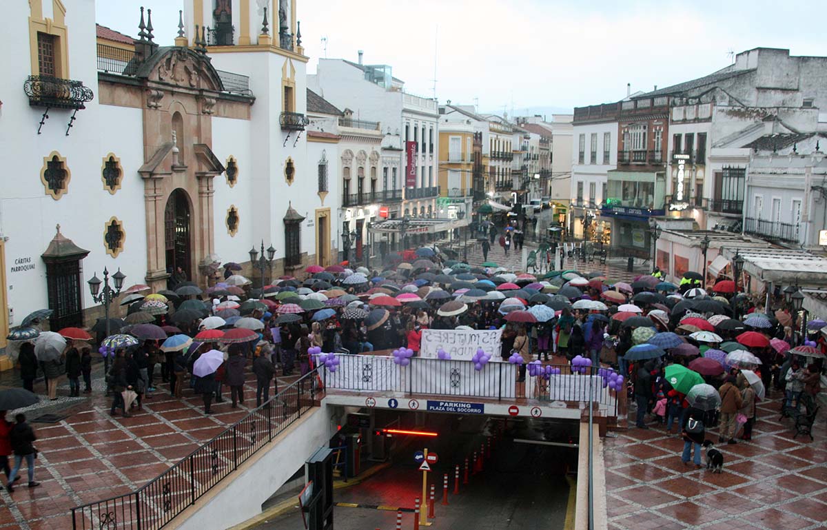Cerca de 200 personas se han concentrado esta tarde en la plaza del Socorro en el Día de la Mujer.