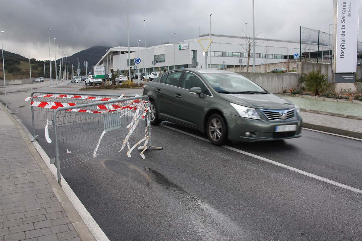 El socavón se ha producido en la zona alta del carril de salida del Hospital.