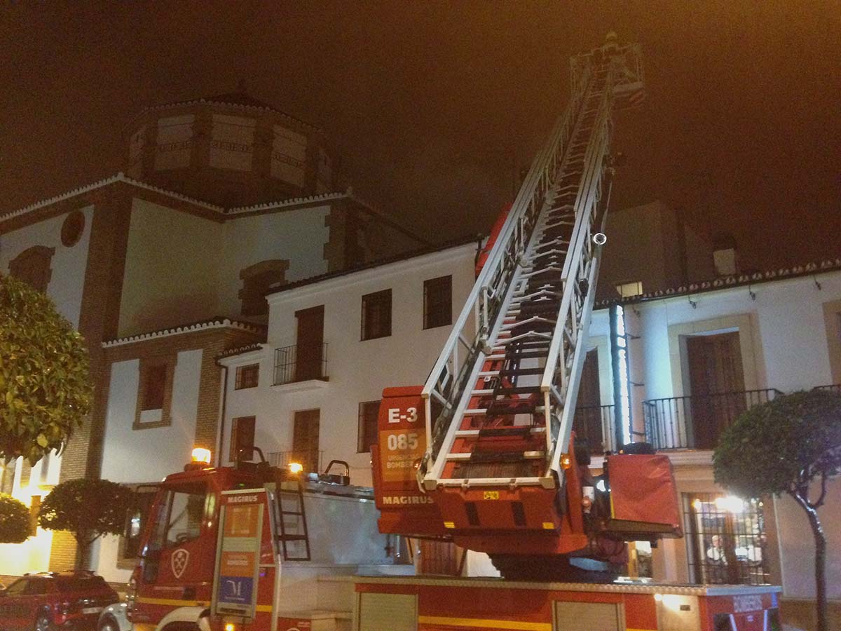 Los bomberos han utilizado un camión autoescala para luchar contra las llamas.