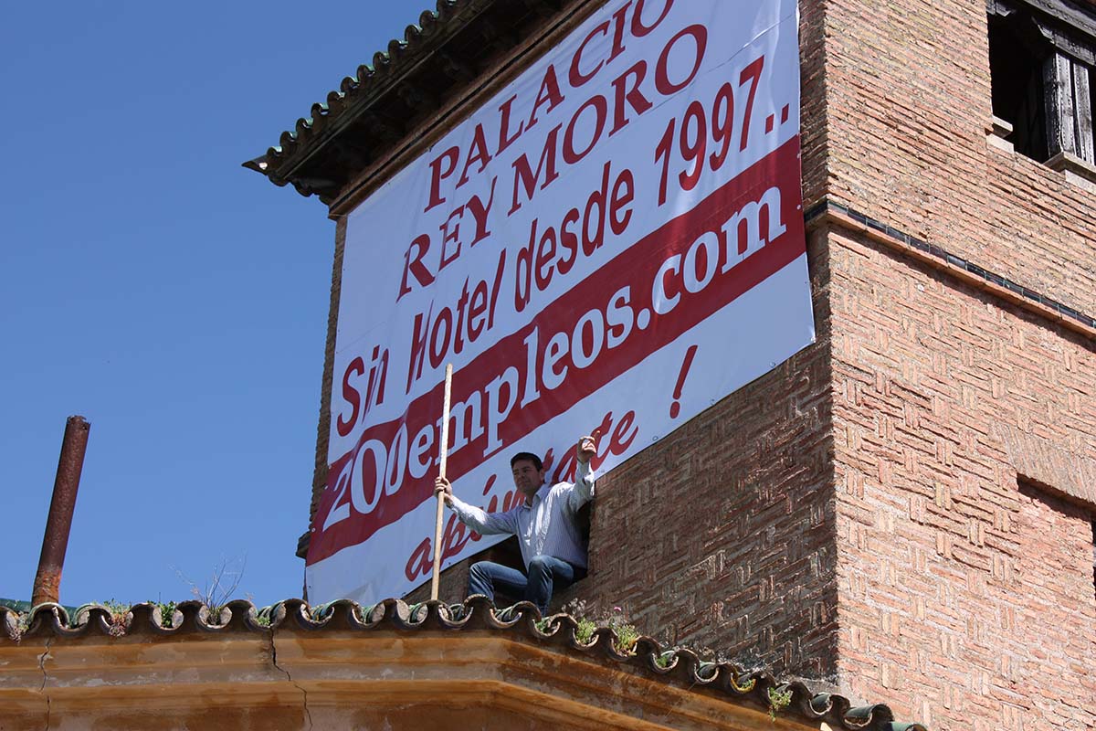 El propietario de la Casa del Rey Moro se encaramó al tejado en 2010 para reclamar que le dejasen abrir un hotel en el recinto.