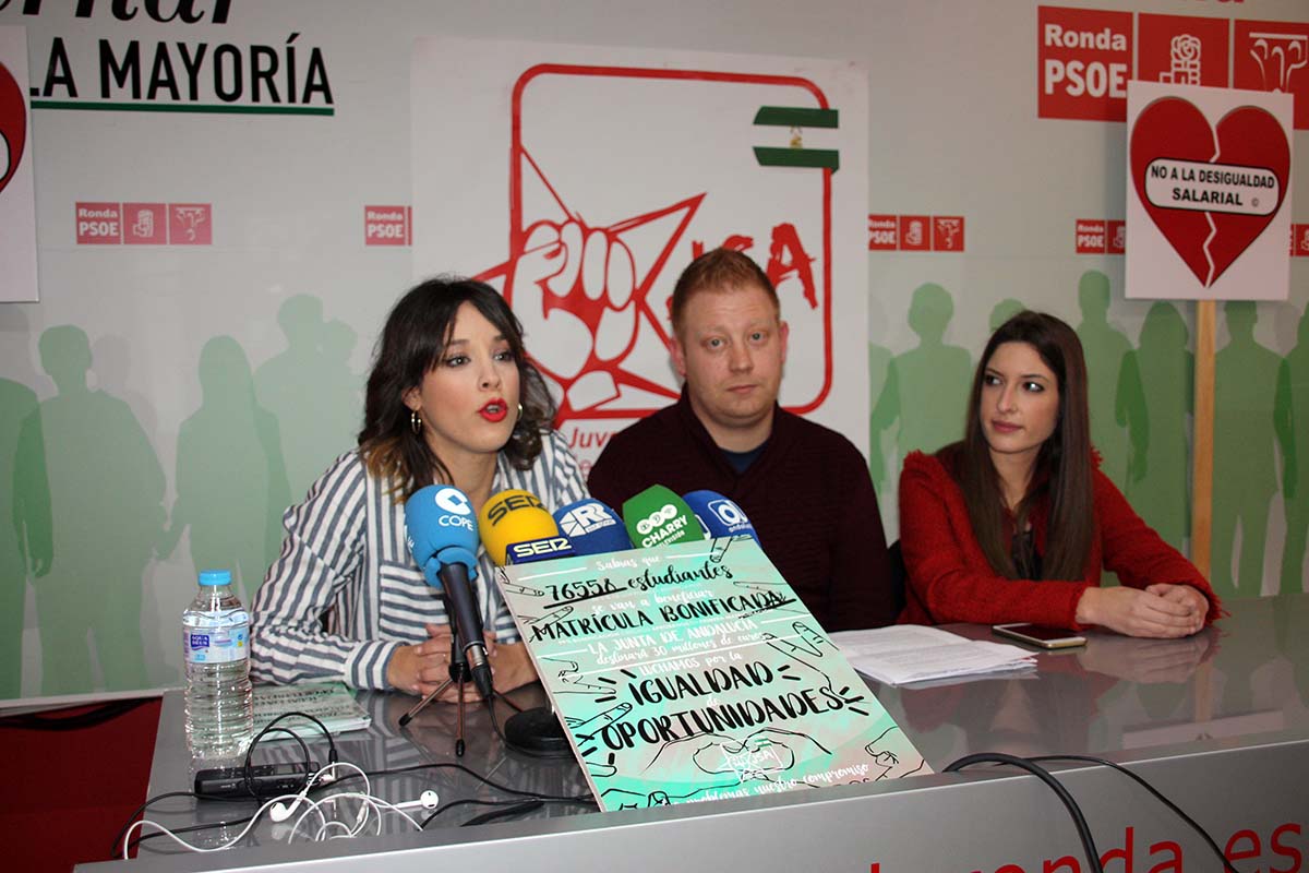 Responsables regional, local y provincial de Juventudes Socialistas en la rueda de prensa.