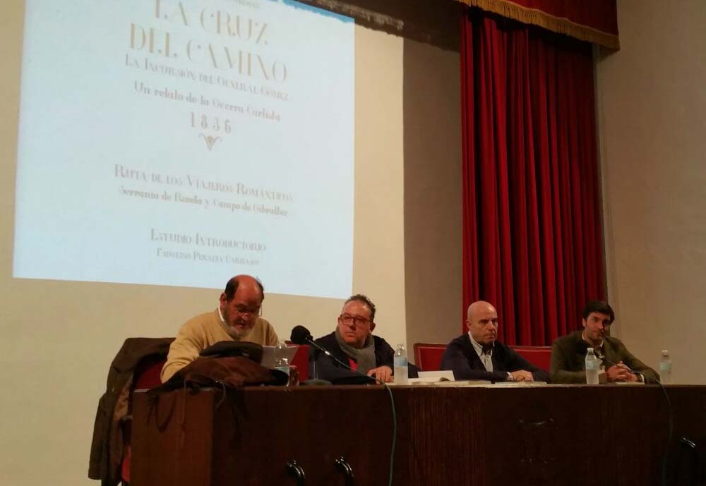 La presentación del libro tuvo lugar en el salón de actos del colegio Juan de la Rosa.