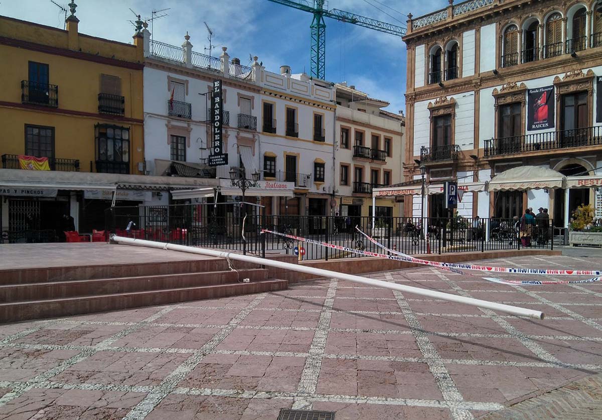 El mástil de la bandera de Andalucía sigue este miércoles en el suelo.