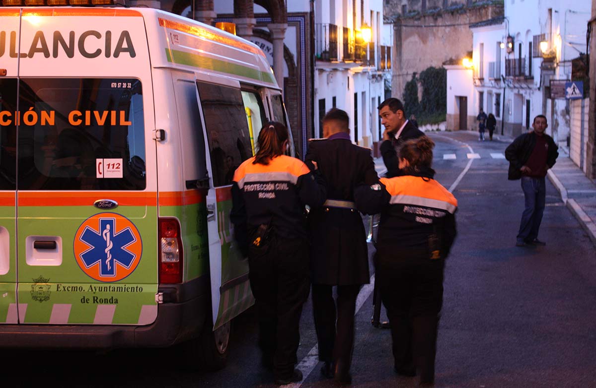 Un músico de la Agrupación Musical de los Gitanos de Sevilla tuvo que ser atendido tras meter el pie en un boquete.