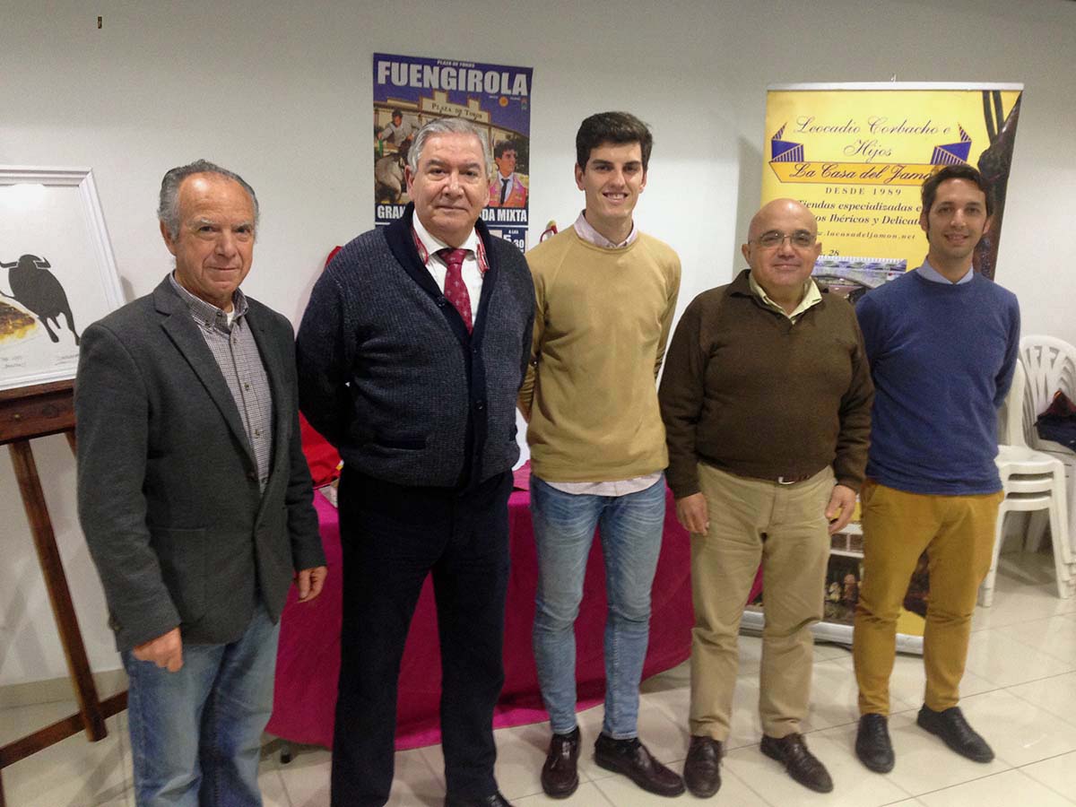 El novillero Javier Orozco junto a aficionados rondeños en la presentación del espectáculo en la Casa del Jamón.