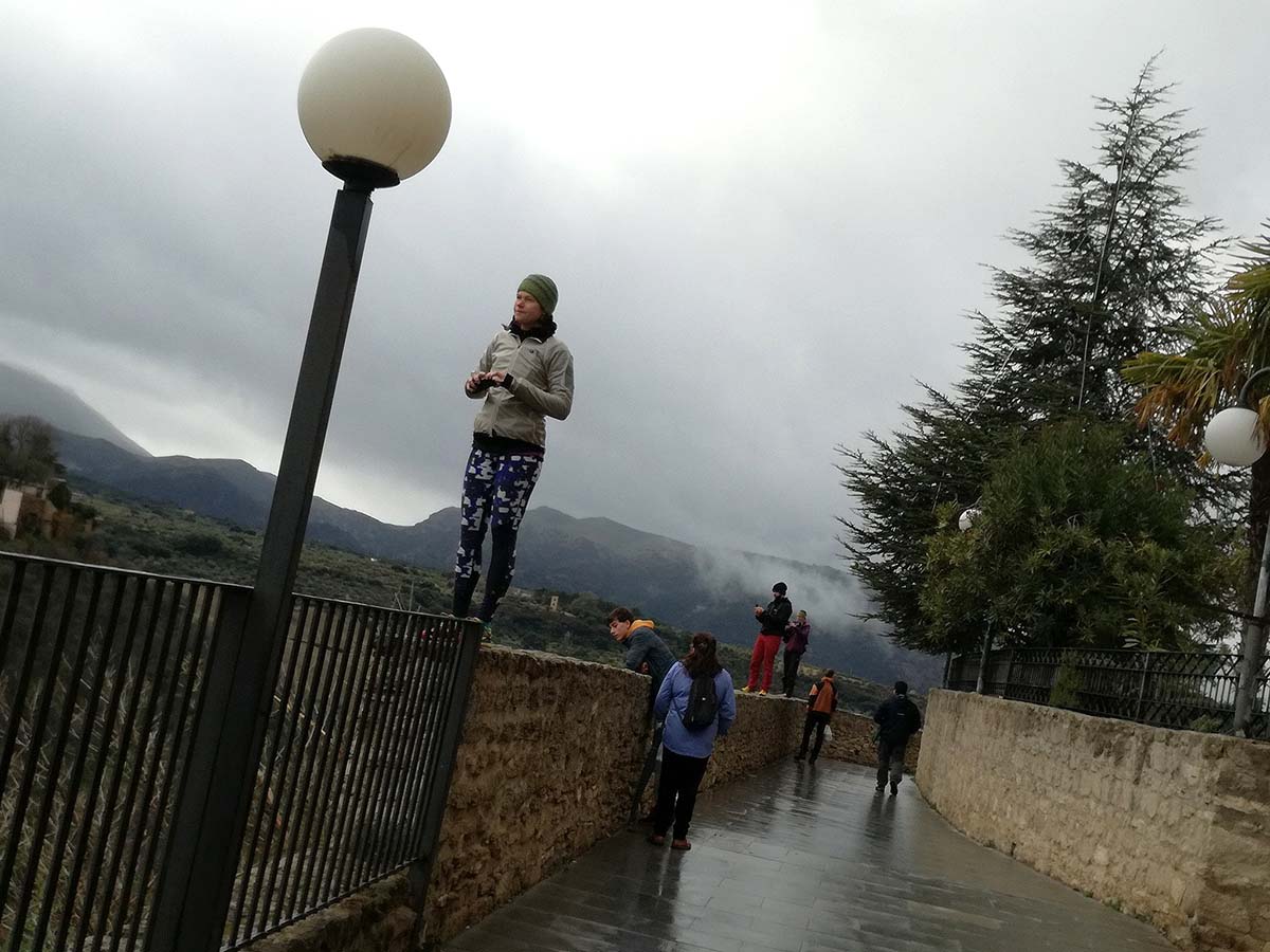 Numerosos turistas se ponen en un grave peligro para hacer fotos del Puente Nuevo sin que nadie les diga nada.