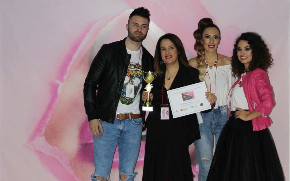 Teresa Czalla, vestida con traje negro, en el momento en el que recibió la copa y el diploma de vencedora en el concurso de belleza.