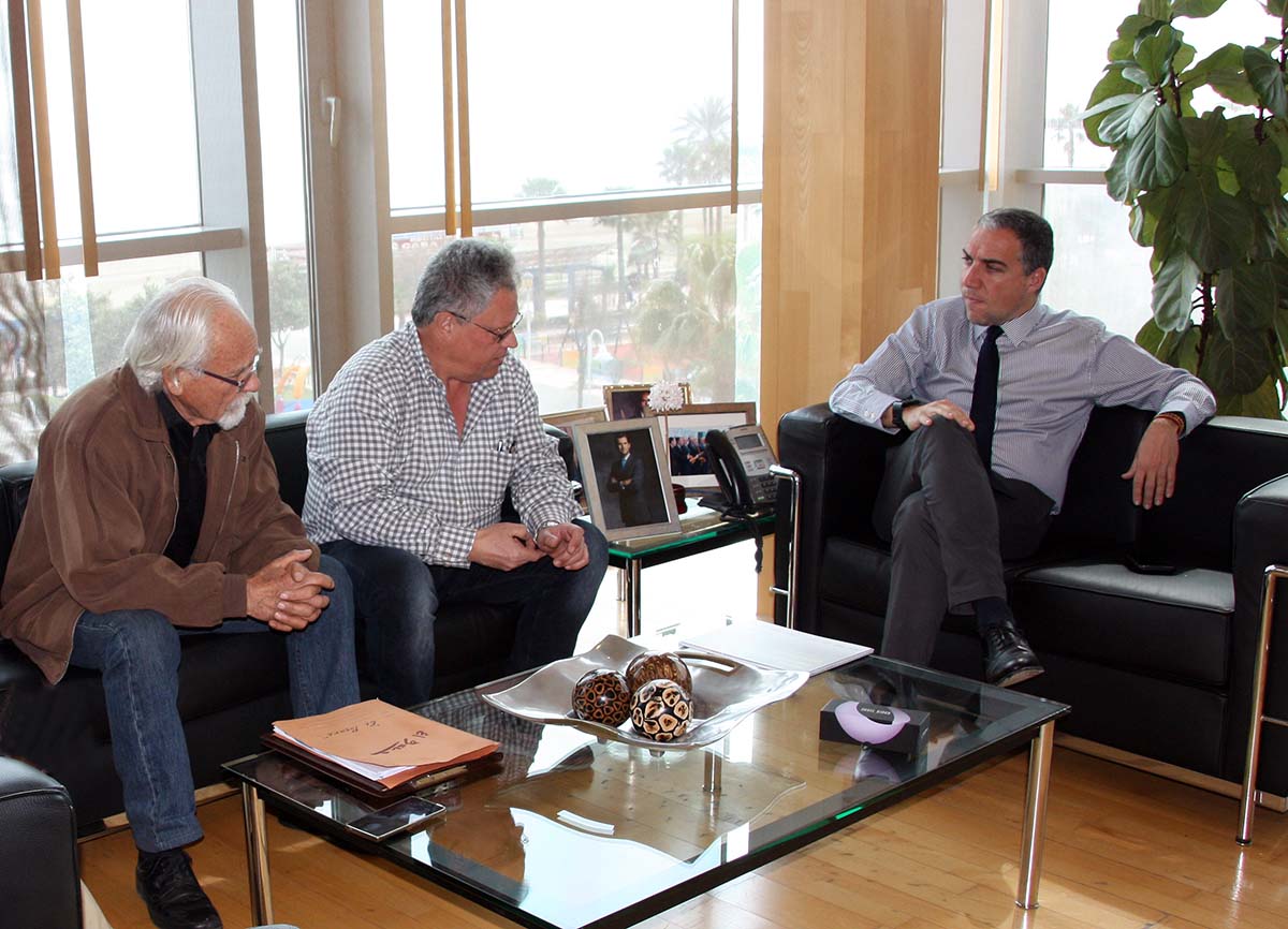 Los portavoces de la plataforma con Bendodo en una reunión mantenida en la Diputación de Málaga.