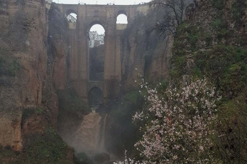 El Puente Nuevo este jueves, con el río Guadalevín con su caudal crecido.