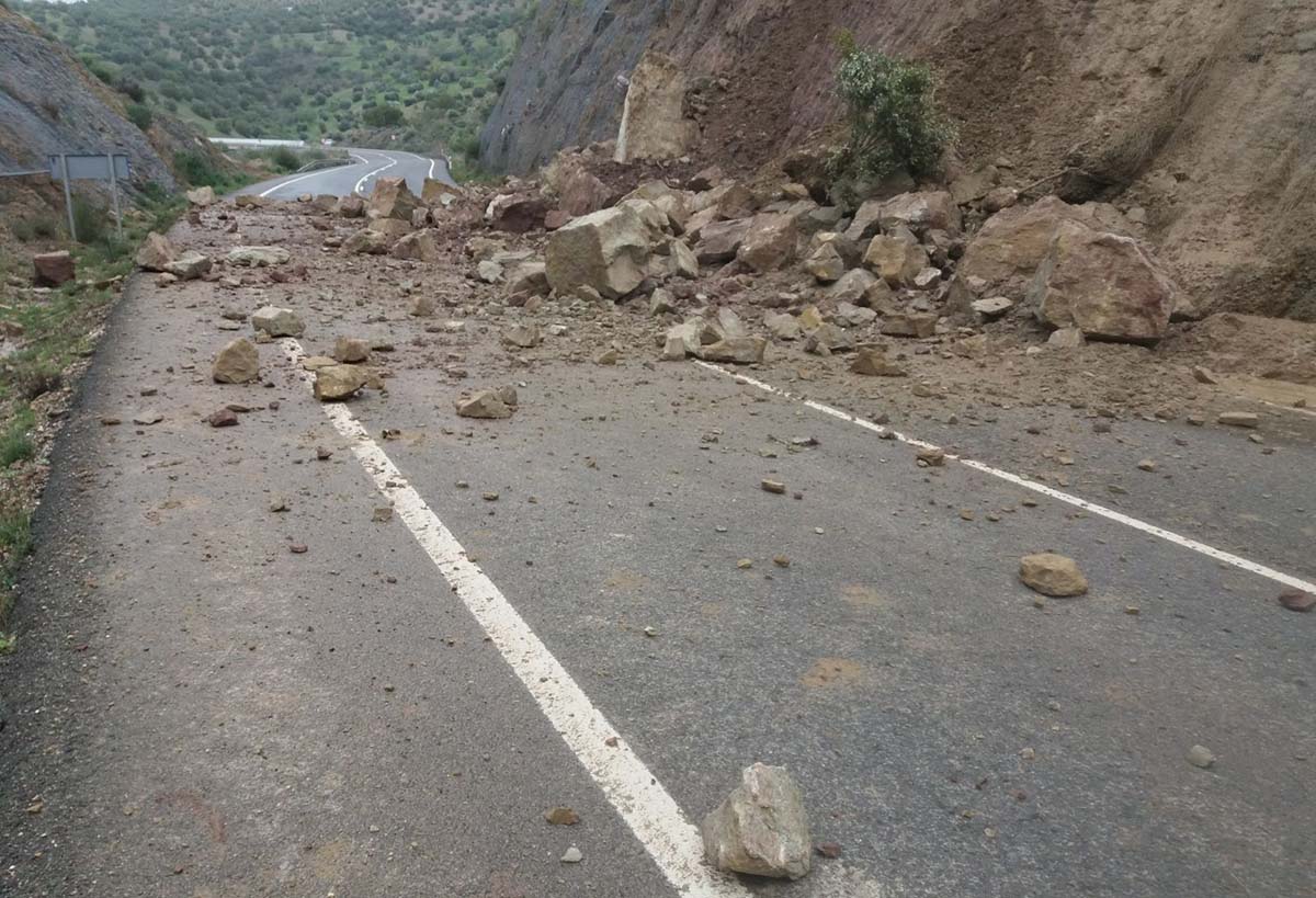Rocas de gran tamaño han caído sobre la calzada de la carretera A-374.