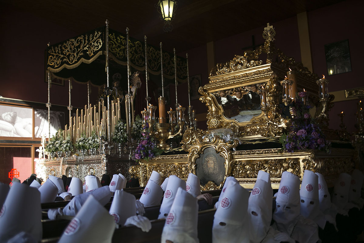 Los dos tronos con los titulares fueron mecidos en el interior de la Casa de Hermandad del Santo Entierro.