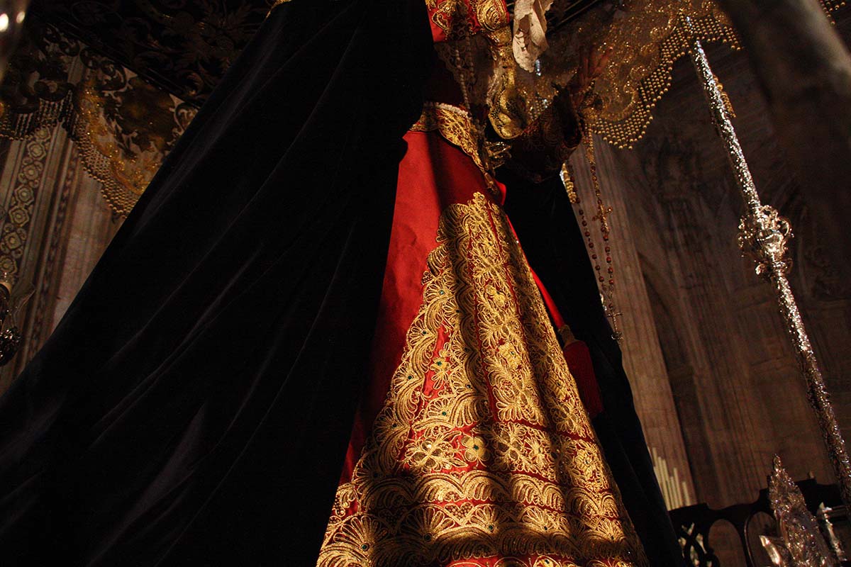 La saya ya se ha situado en la imagen de María Santísima de la Amargura de Los Gitanos.