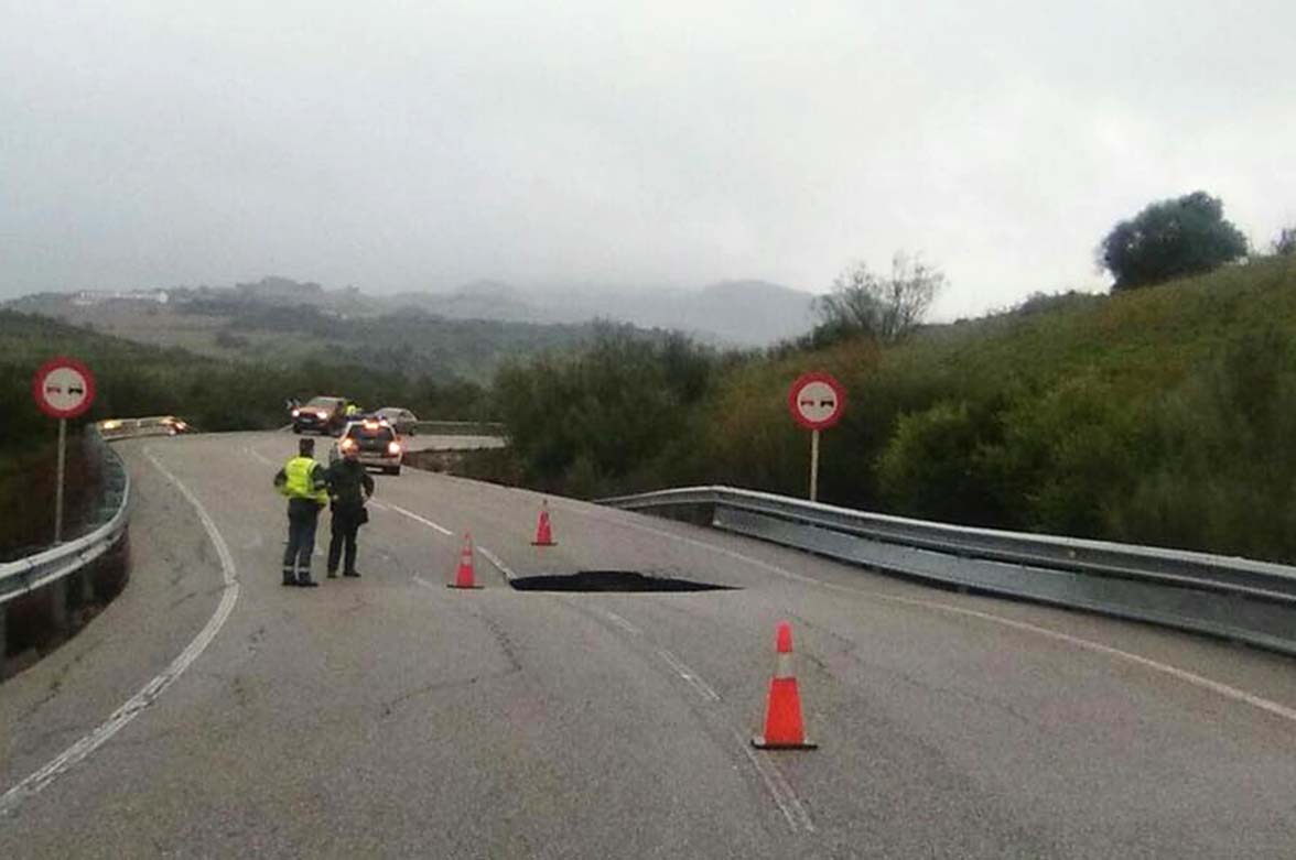 Un socavón ha cortado la carretera Algodonales-Zahara de la Sierra, Foto Conservación de Carreteras Cádiz.