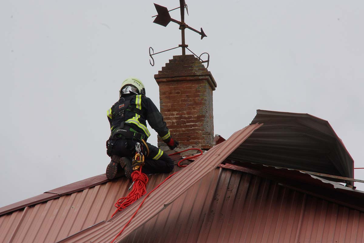 Un bombero durante las labores de retirada de la cubierta dañada de El Castillo.