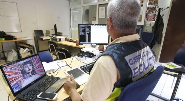 Un agente de la unidad de delitos tecnológicos de la Policía Nacional.