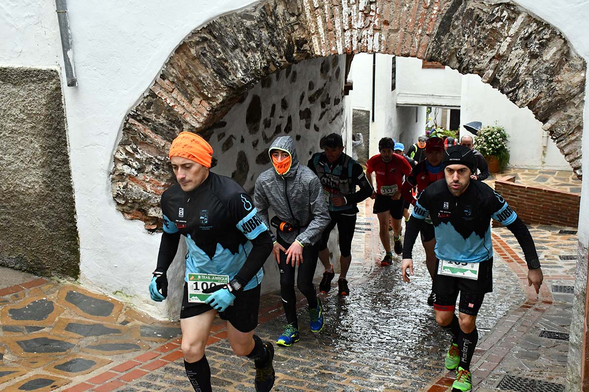 Los corredores además de un duro recorrido tuvieron que afrontar la intensa lluvia.