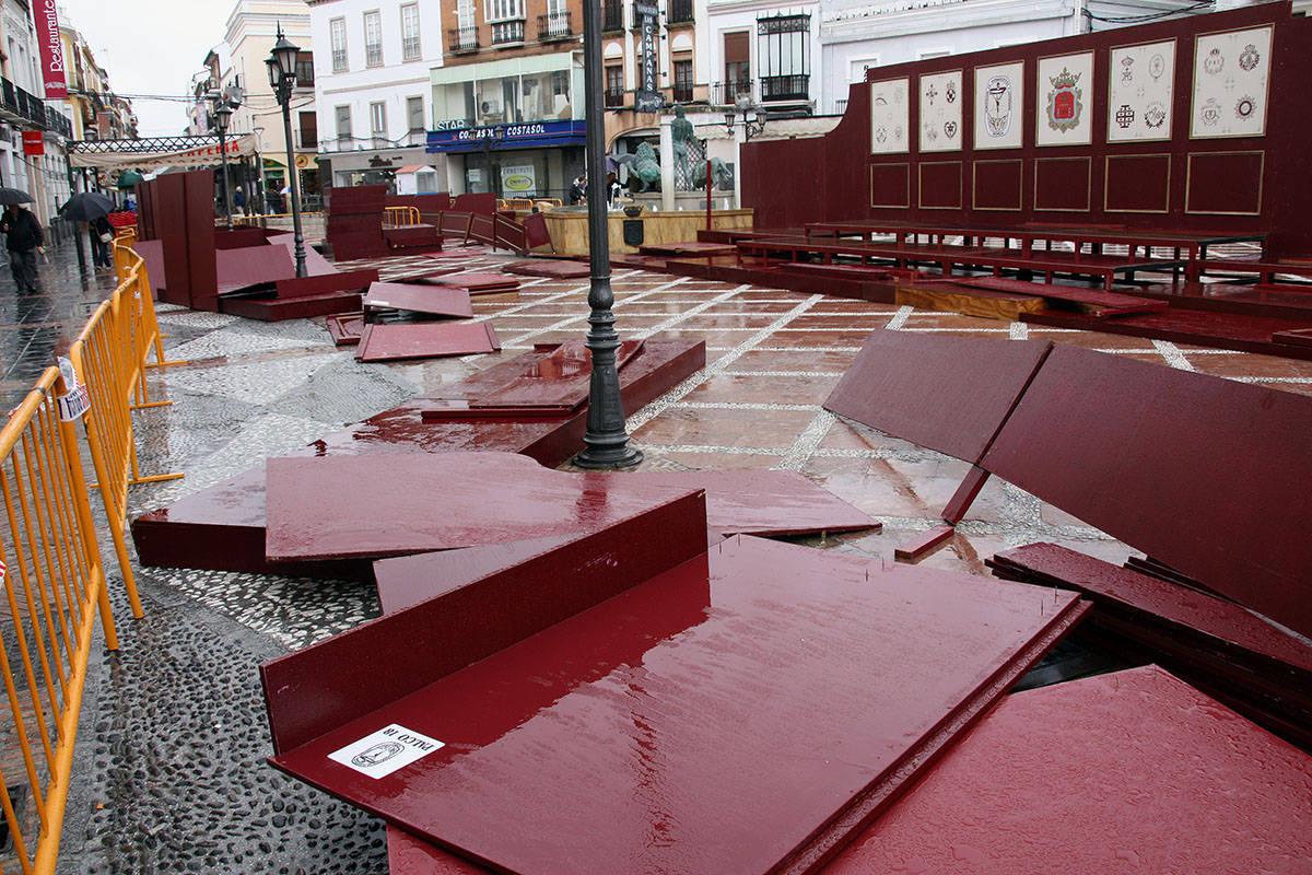 De esta forma ha amanecido esta mañana la tribuna y la carrera oficial de Semana Santa situada en la plaza del Socorro.