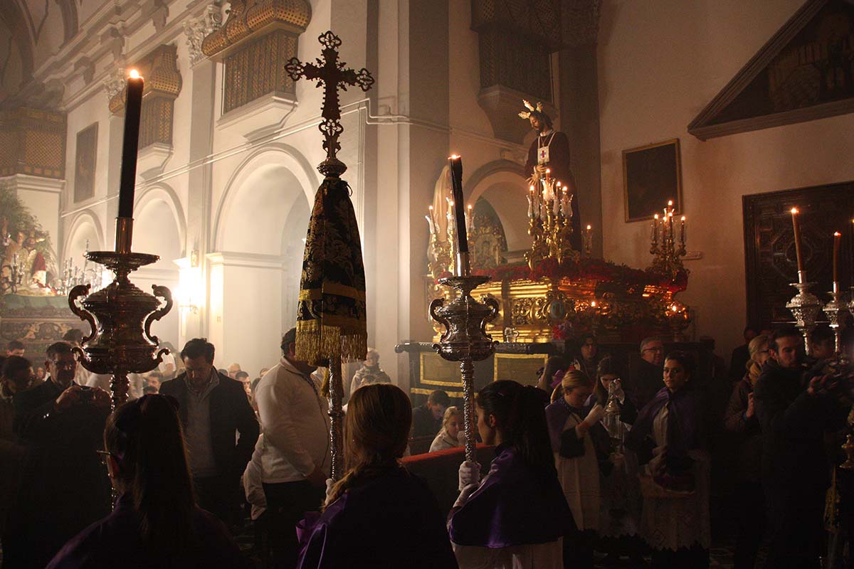 Una débil pero persistente lluvia impidió la salida del Vía Crucis Penitencial de las Juventudes Cofrades