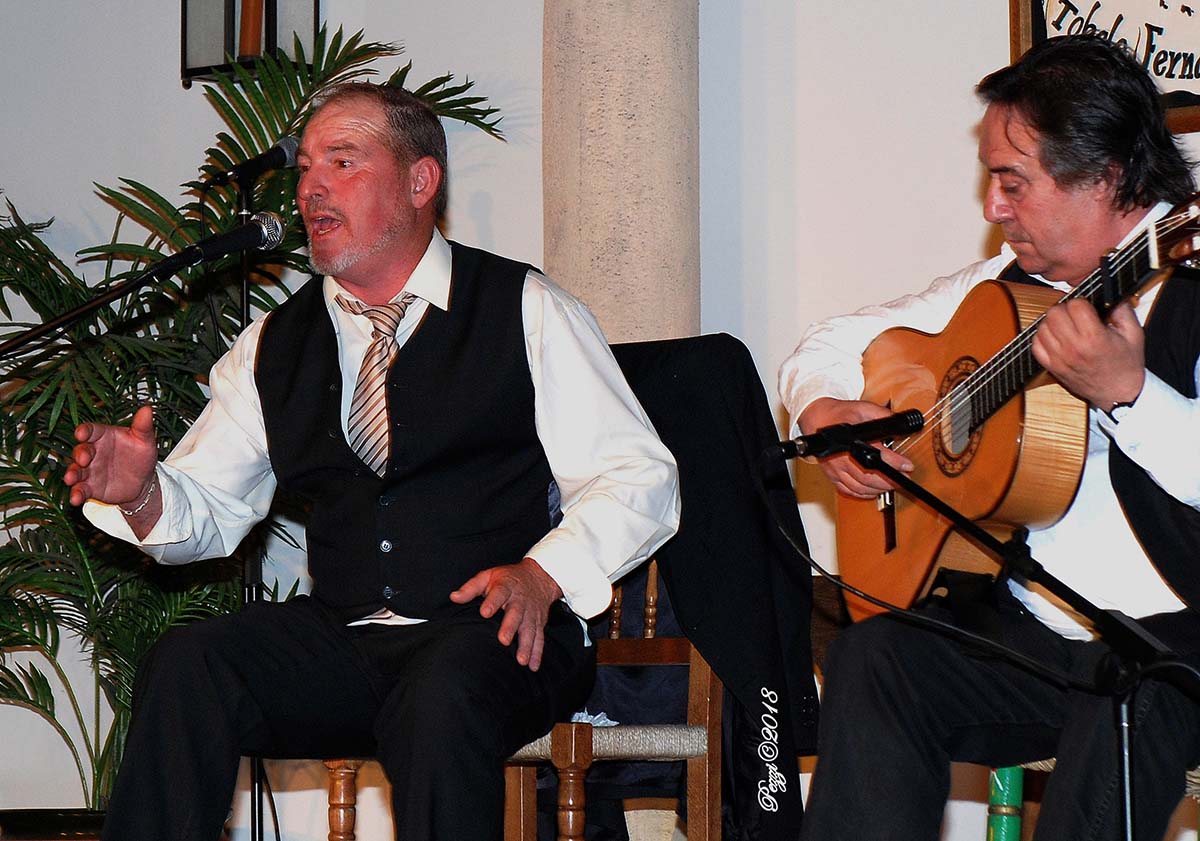 Un momento de la actuación del cantaor Antonio Hayas Morales en la Peña de Ronda. Foto Pezzi.