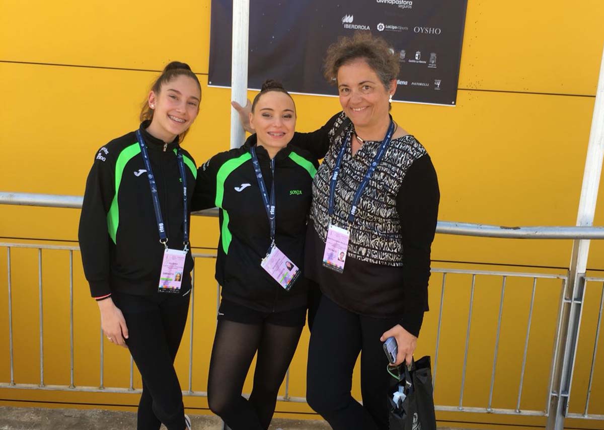 Sonia y Eva junto a su preparadora Concha Villalta en Guadalajara.