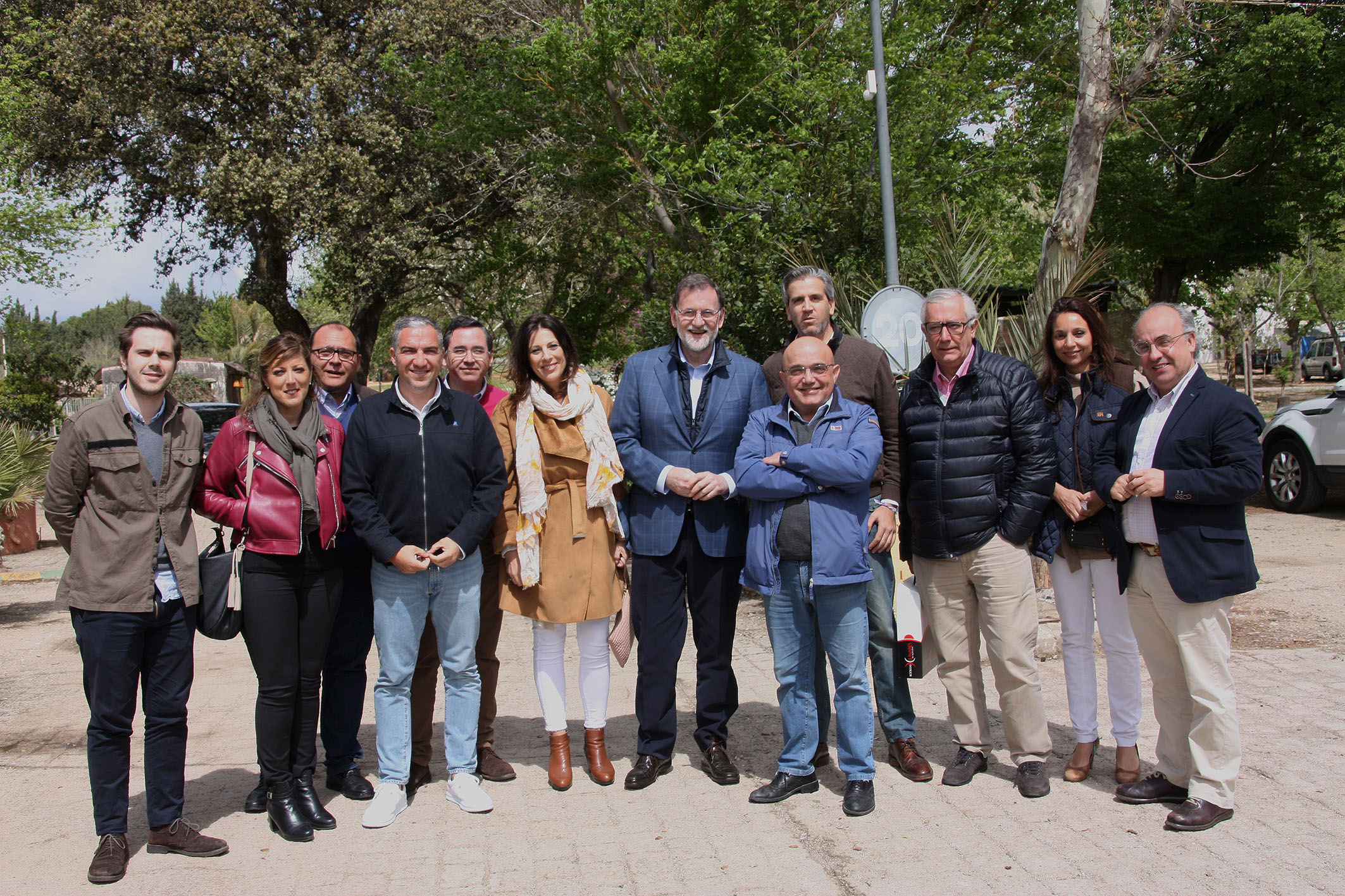 Mariano Rajoy, junto a Elías Bendodo, Maripaz Fernández. Javier Arenas y miembros del PP de Ronda.
