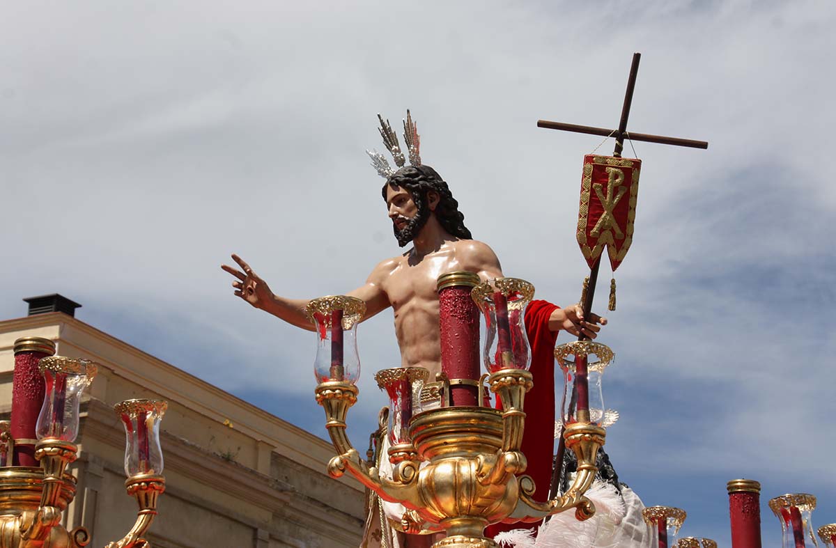 En un día marcado por el sol y el fuerte viento en Resucitado ha recorrido con gran esplendor las calles de Ronda.